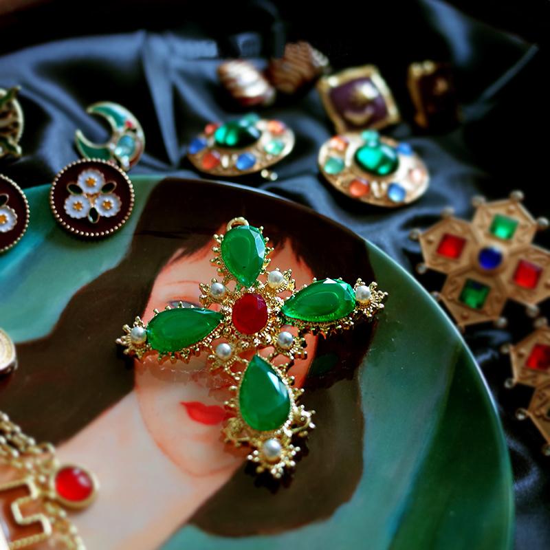 Vintage earrings clearance and brooches