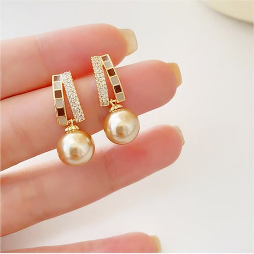 Pendientes colgantes de perlas color camel de 10 mm | Pendientes de perlas de concha | Aretes de diamantes y perlas con diseño de patrón de cuadrícula